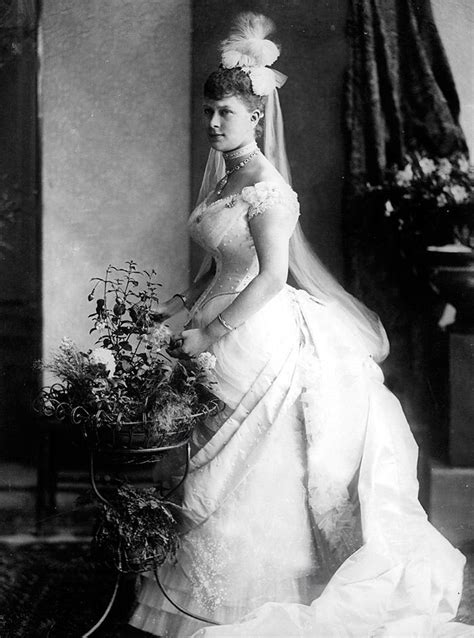 Se vi affascinano le icone del passato molto più delle influencer del presente, il miglior vestito da sposa per voi è quello che sa essere discreto e allo stesso tempo farsi notare. Abiti da sposa dell'epoca vittoriana - foto rare ...