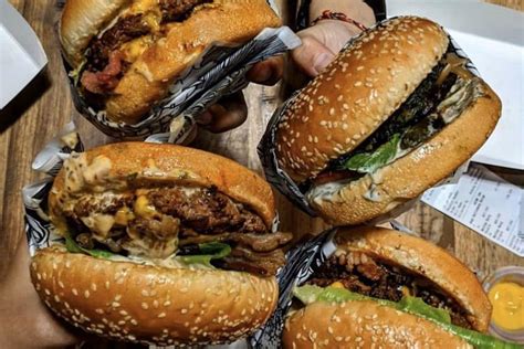 No wonder, lawless burgerbar decides to ace them, knowing that even in jakarta, young and old easily revel on the iconic food. Lawless Burgerbar Berbagi Burger untuk Tenaga Medis Covid ...