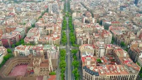 Nine blocks in barcelona's eixample district will make up a 'superblock', the city's new strategy for sustainability. Barcelona residential area blocks pattern aerial view ...
