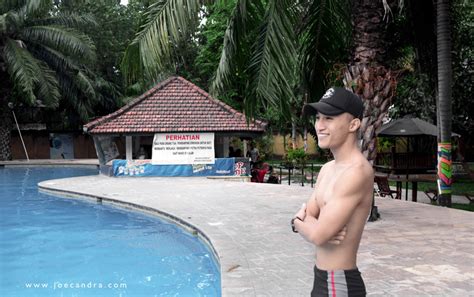 Di sini kamu bisa menemukan aneka satwa koleksi dan wahana menarik seperti naik gajah, kolam renang dan rekreasi di pantai. Waterboom Mirah Fantasia Banyuwangi