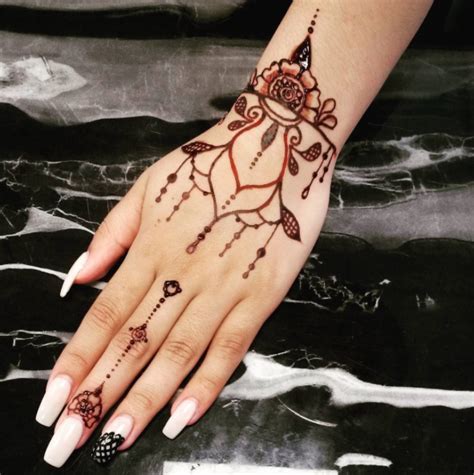 Simple yet beautiful henna created by Ingilee | Henna hand ...