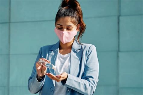 El aeropuerto internacional la aurora (código iata: Mujer con máscara médica llevando su equipaje durante la ...