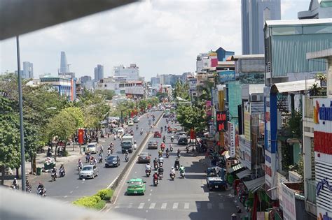 Trong mưa dông có khả năng xảy ra lốc, sét và gió giật mạnh. Dự báo thời tiết hôm nay 2/3: Hà Nội nắng mát, Sài Gòn ...