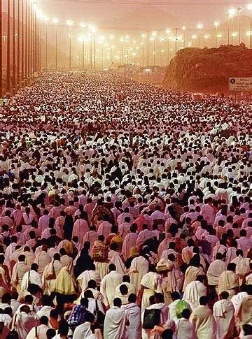 Wukuf di arafah adalah salah satu rukun haji yang mengharuskan jamaah haji hadir dan berada di sekitar arafah. misbahul munir: WUKUF DI ARAFAH