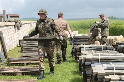 The states of germany are not allowed to maintain armed forces of their own. Bundeswehr und Reservisten