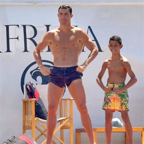 He first became a father to a son, cristiano jr., born on 17 june 2010 in the united states.502 the united states via surrogacy.506 he is in a relationship with spanish model georgina rodríguez, a former shop assistant,507 who. Georgina Rodriguez pokazała zdjęcia z imprezy urodzinowej ...