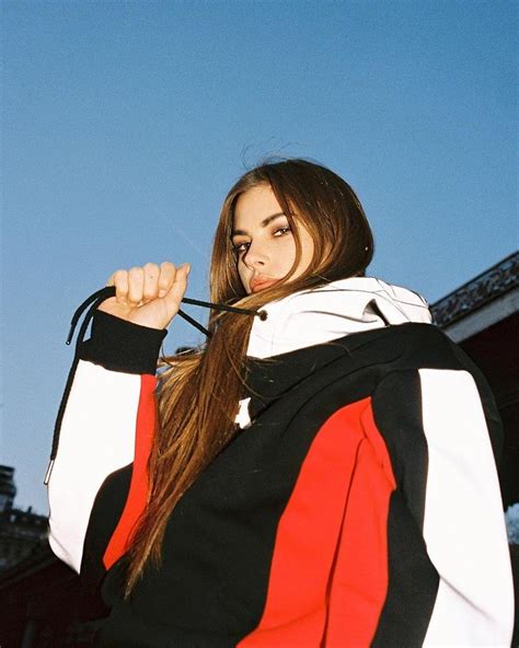 Riverdale actor apa and his model girlfriend clara berry announced her pregnancy on instagram. Clara Berry on Instagram: "Tu m'appelles pas pour prendre ...