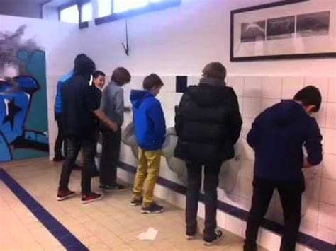 Die tragbaren toiletten oder auch porta potti müssen nach jedem besuch entleert werden. Harlem Shake Jungentoilette - YouTube