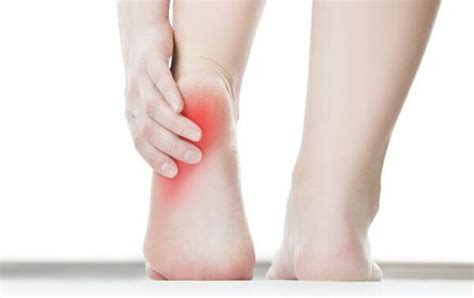 Sakit di tumit kaki ini juga mungkin disebabkan oleh beberapa faktor lain seperti fraktur tekanan, tendonitis, artritis, kerengsaan saraf dan paling jarang untuk berlaku, disebabkan ia sekaligus boleh menyebabkan kecederaan pada tisu dan keradangan serta menjadi punca sakit tapak kaki dan tumit. Cara kurangkan sakit pada tumit kaki