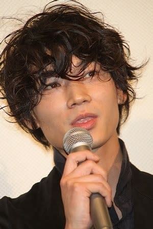 Photo:kazutaka nakamura / men's joker. 【雰囲気抜群!】綾野剛の髪型に学ぶおしゃれ無造作ヘアの ...