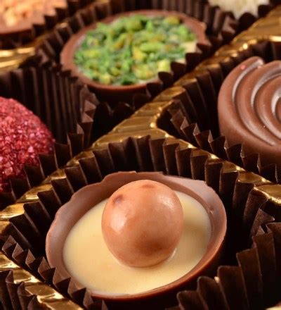 Belçika çikolatası markaları düşünüldüğünde öne çıkan birkaç isim bulunuyor. Karamelli, Cevizli, Tarçınlı Spesiyal Belçika Çikolatası ...