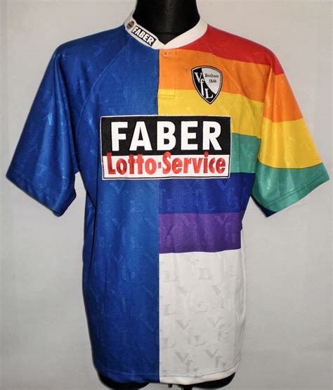 Ein echtes fußballstadion in zeiten, in denen vielerorts ansonsten in modernen arenen und parks um punkte gespielt wird. VfL Bochum Weg Fußball-Trikots 1997 - 1999. Eingefügt 2016 ...