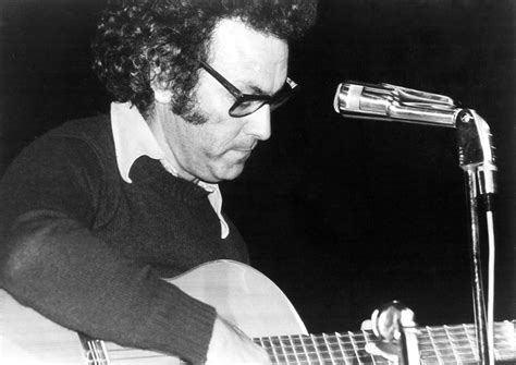 On this day, in 1929, one of our most famous political musician of estado novo was born, josé zeca afonso. Zeca Afonso em Tavira: intervenção mas não só — glosas