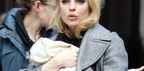 But at least she has made her house her home. Melissa George : Jeune maman comblée et inséparable de son bébé ! - Purepeople