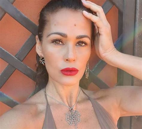 Dayane mello a rischio espulsione? Samantha De Grenet in bikini lascia senza fiato | Caffeina ...