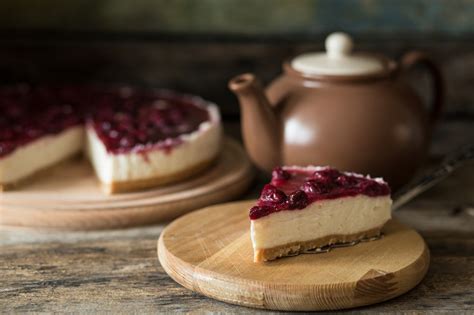 Ajoutez le sucre en poudre, vanillé, les 3 jaunes d'œufs et mélangez. Recette cheesecake aux cerises et au chocolat blanc ...