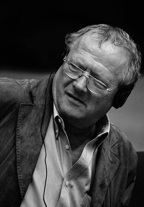 Reżyser wspomina, że adam michnik wyrzucił go za ten apel z wyborczej. A. Michnik i inni