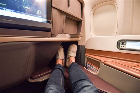 Here's what it's like to fly the double decker a380. Trip Report: Singapore Airlines Business Class (777-300ER ...