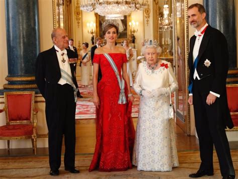 The great british roast dinner is one of the ultimate uk food traditions, we all know that. Queens of England: State Dinner Sparklers: Spanish State Visit