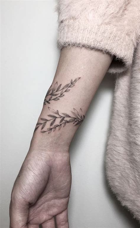 There are two bright red roses that sit nicely on the hips. Wrap around tattoo | Sevimli dövmeler, Kol dövmeleri, Kol ...