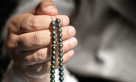 Ya, cara menggunakan tasbih ini mirip dengan jam tangan, akan tetapi tasbih ini tidak digunakan di anda hanya tinggal melilitkan tasbih ini di telunjuk anda dan menggunakan jempol anda untuk. Tasbeeh Assistant with Tasbih Counter, Zikr, and Duas (for ...