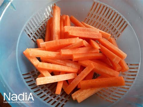 Lumpia lobak merupakan kreasi lumpia goreng yang berisi lobak yang empuk dan renyah. Resepi lobak merah goreng tepung : Carrot fries | Oh my by ...