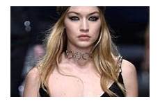 hadid gigi nipple versace fashion slip nip display runway bella desfile celeb milan ups el week muestra her pezon
