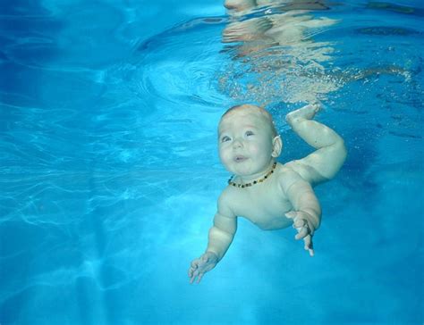 Kolam renang anak bayi baby spa 130 mainan mandi bola anak hijau surgarp249.000 Gambar bayi di dalam kolam renang. Tahan nafas yer ...