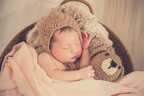 Pillows for newborns and young babies, most are sold as a tool that will help prevent plagiocephaly or 'flat head' syndrome. When Can a Baby Sleep With a Blanket and Pillow? - Smart Parent Advice