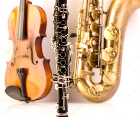 Baixar musica saxofone download de mp3 e letras. Sax tenor saxofone violino e clarinete em branco — Stock ...