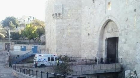 פיגוע דקירה בעיר העתיקה בירושלים: פיגוע דקירה בירושלים: שוטר נפצע • הקול היהודי