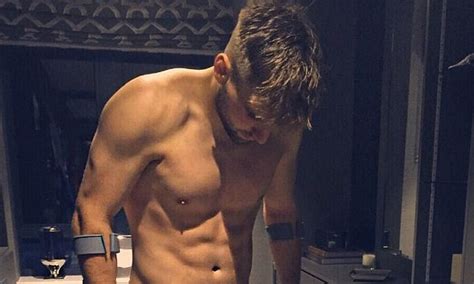 185 cm height in meter: Manchester United defender Luke Shaw posts picture of him ...