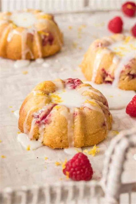 Don't you love how baking up something like this makes you house smell all yummy and cozy? Mini Bundt Cake Recipes / Mini Chocolate Bundt Cakes - My ...