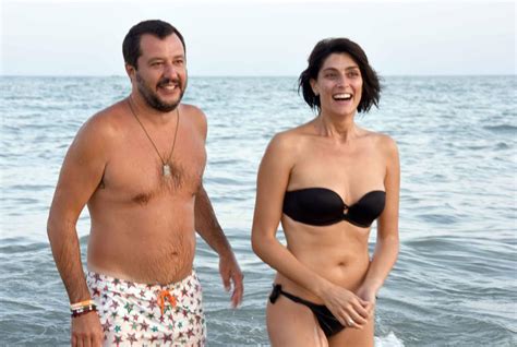 Poco importa che salvini sia felicemente fidanzato con francesca verdini, nel cuore dei romantici rimane sempre e solo elisa isoardi. Elisa Isoardi e Matteo Salvini in vacanza in Puglia ...