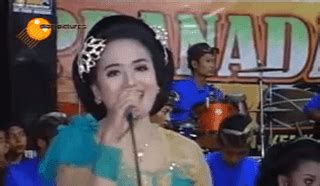 Rahma hendak menagih janji riski padanya saat mereka berumur 6 tahun. Lirik Lagu Sangiran Padang Bulan 〘Lorok™〙