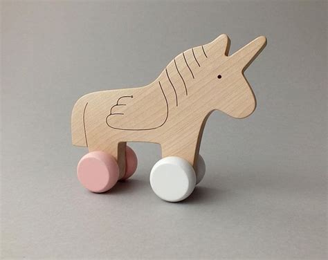 Alles, was sie dafür brauchen, ist ein holzring in beliebiger größe, verschiedene bänder (zum beispiel geschenkbänder), speichelfester lack, eine schere und ein pinsel. Holz-Push-Spielzeug Elephant-personalisiertes Spielzeug auf Rädern für Kleinkind | Holzspielzeug ...