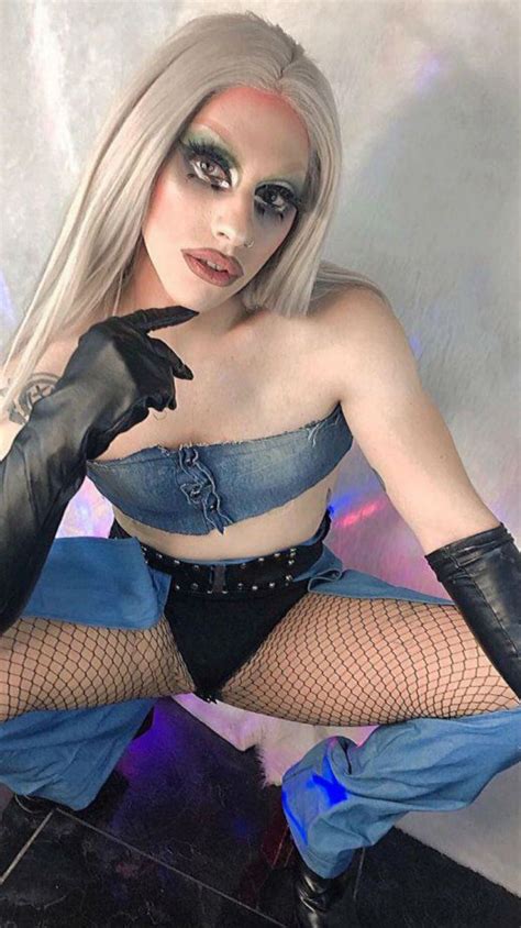 De hecho, los medios argentinos han puesto el foco especialmente en su condición de cosplayer y drag queen profesional , y que se evidencia en las fotos que publica. Caras | La historia de Dyhzy, el hijo "Drag queen" de ...