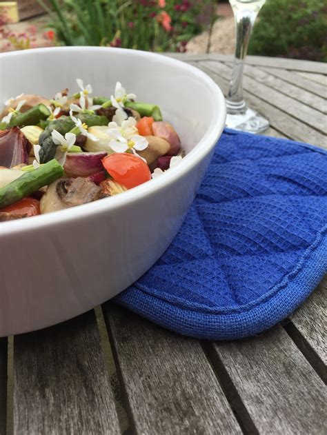 But while radish greens are edible, they're not particularly palatable eaten out of hand. Roast veggies & edible radish flowers | Blog | The Flower Deli