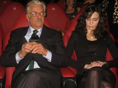 Sono passati quasi dieci anni da quando sua moglie è deceduta, ma l'attore marco giallini non può dimenticarla. Giancarlo giannini con silvia de santis foto andrea arriga ...