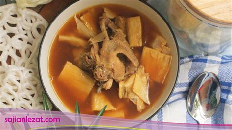 Masak sambil diaduk sesekali hingga mengental dan airnya mengering. Resep Ayam Masak Kembang Tahu - SajianLezat.com