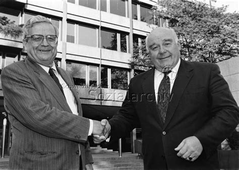 Er war 1990/91 präsident des nationalrates. Hans Künzi posiert mit Ulrich Bremi