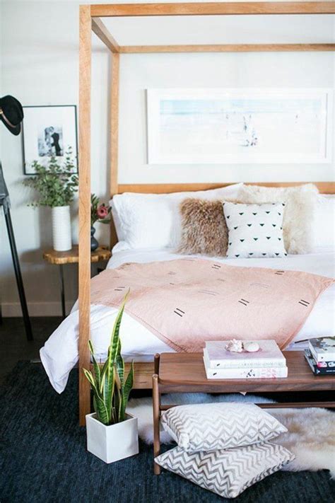 Pour les adolescentes qui n'ont pas peur des couleurs vives ou des palettes de couleurs fortes, vous pouvez utiliser un papier peint excentrique, un linge de lit bariolé ou des décorations murales lumineuses originales. Chambre d'ado fille : 30 idées de décoration pour une ...