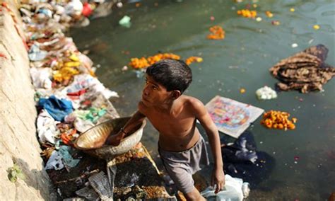 How to bathe baby on legs in indian style. Mud bath - Global Times