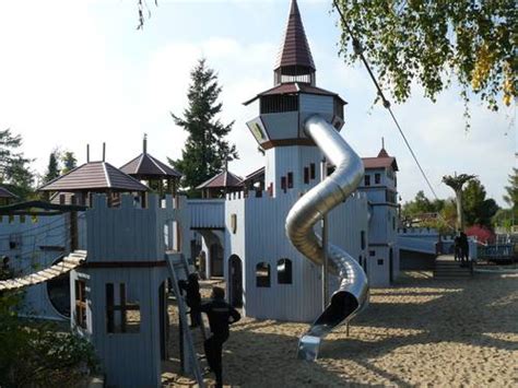 Für die eltern bietet der in verschiedene spielbereiche aufgeteilte park zahlreiche möglichkeiten, um auf bänken oder wiesen auszuruhen, während die kinder ausgiebig ihrem spieldrang nachgeben. Abenteuerspielplatz Ritterburg in Berlin, Rudow ...