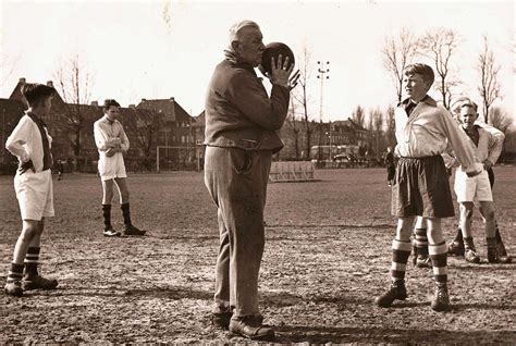 Hraje nejvyšší nizozemskou soutěž eredivisie. Ajax en de band met de Watergraafsmeer (16) - Geheugen van ...