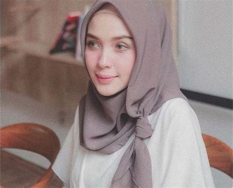 Meski mariah idrissi mengaku terkadang dia kerepotan dalam mencari keseimbangan, dia tetapi bagi. Inspirasi Square Hijab Agar Makin Modis Ala Hamidah ...