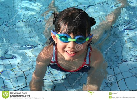 Download hoge kwaliteit meisje met bril foto's voor commerciële projecten. Meisje Met Beschermende Bril In De Pool Stock Foto ...