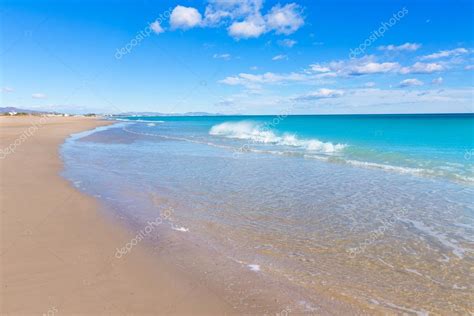 La ciudad del turia cuenta con varios proyectos en marcha situados en el. Playa de Canet de Berenguer en Valencia en España — Foto ...