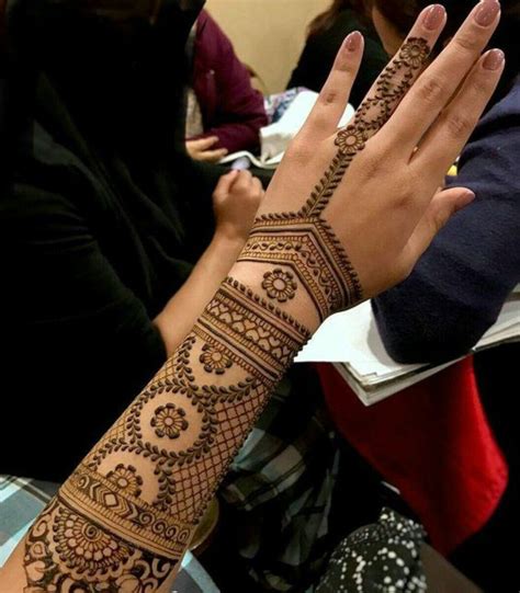 Henna (temporary tattoo also known as mehndi) is an ancient body art. Frauentattoos am ganzen Arm und am Unterarm mit vielen ...