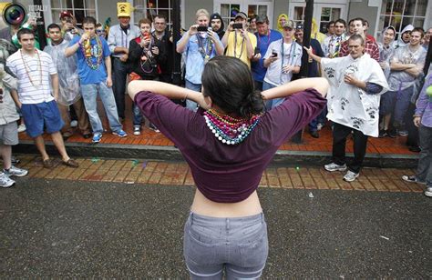 Последние твиты от best public flashes(@bestflashes). Mardi Gras New Orleans Bourbon St & Beads | Special places ...